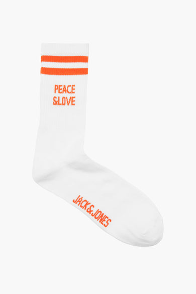 Chaussette blanche avec des rayures orange et le texte ACCESSORIES BY JACK & JONES, avec "PEACE & LOVE" et le logo de la marque sur l'orteil, vue de face