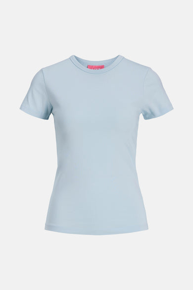 T-shirt bleu clair à manches courtes de JJXX, tissu uni, col rond et étiquette rose à l'intérieur.
