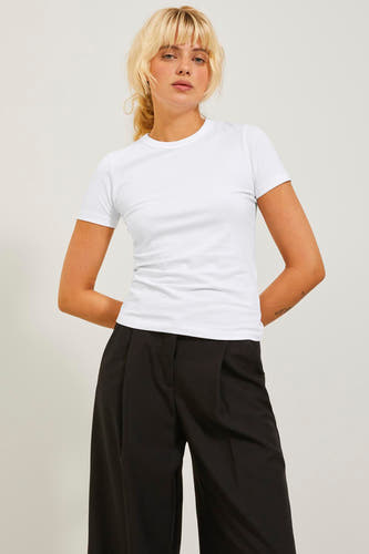T-shirt blanc à manches courtes de JJXX, gros plan sur la ligne du col avec un étiquette de marque rose.