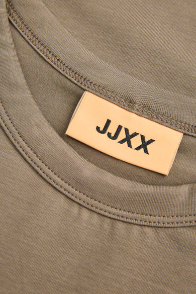 Bruin T-shirt met korte mouwen van JJXX, close-up van de halslijn met merklabel en stiksels.