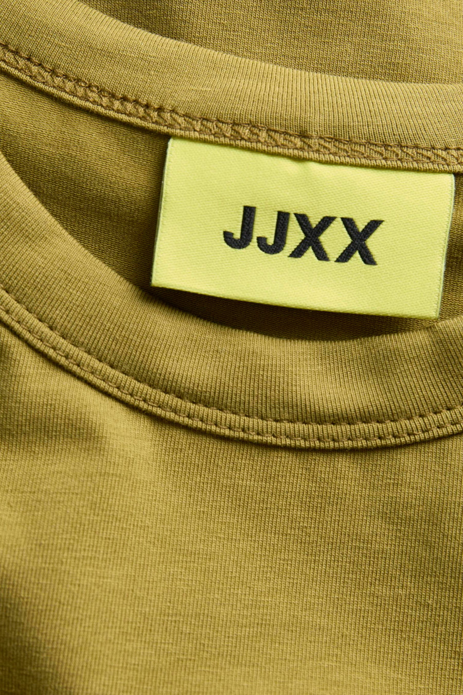 Groene korte mouwen t-shirt van JJXX met neongele label en fijne ribstructuur, close-up halslijn
