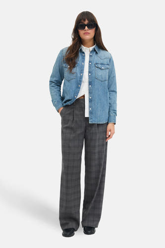 Jean gris de JJXX avec une imprimé,ée combiné avec un chemise en denim et des lunettes de soleil.
