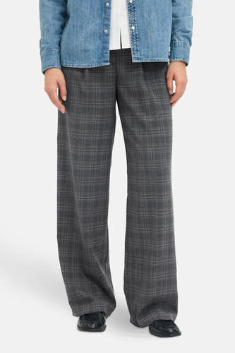 Pantalon de costume gris JJXX avec un motif à carreaux, associé à une chemise en denim et un t-shirt blanc.