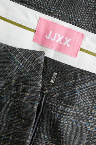 Pantalon gris de costume JJXX avec motif à carreaux, fermeture à l'avant et étiquette rose.