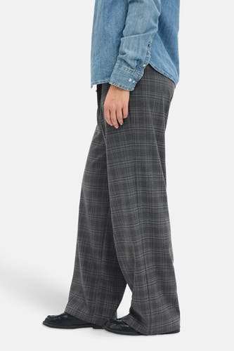 Pantalon de costume gris JJXX, avec un motif à carreaux, des jambes larges et associé à une chemise denim bleue.