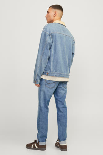 Rechte jeans van blauw denim, van JACK & JONES JEANS INTELLIGENCE, met bruine schoenen en licht shirt.