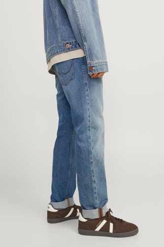 Jean bleu droit de JACK & JONES JEANS INTELLIGENCE, avec des poches suréées, associé à un blouson de cuir.