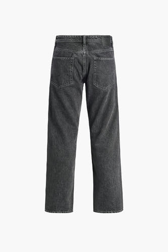 Jean délavé noir de JACK & JONES, avec des poches arrière et une étiquette en cuir.