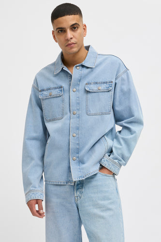 Jeanshemd van lichtblauw denim van JACK & JONES JEANS INTELLIGENCE, met twee zakken op de borst en lange mouwen.