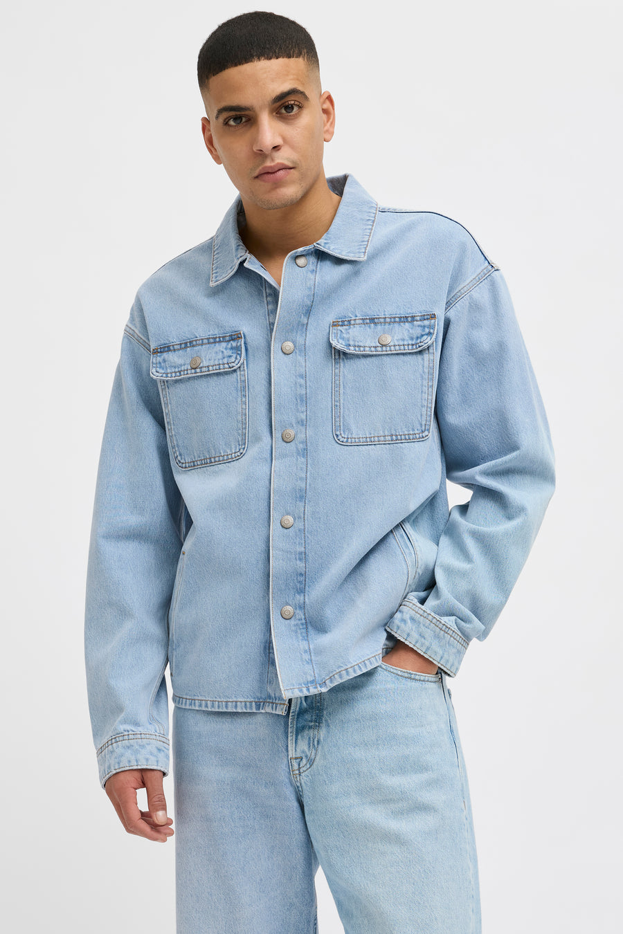 Jeanshemd van lichtblauw denim van JACK & JONES JEANS INTELLIGENCE, met twee zakken op de borst en lange mouwen.