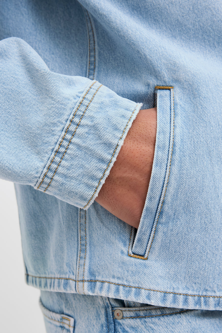 Jeanshemd lichtblauw denim van JACK & JONES JEANS INTELLIGENCE, met hand in de zak.
