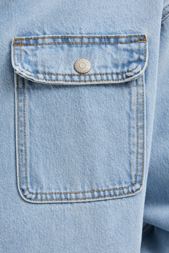 Jeanshemd van lichtblauw denim van JACK & JONES JEANS INTELLIGENCE, met borstzak en zilverkleurige knoop.
