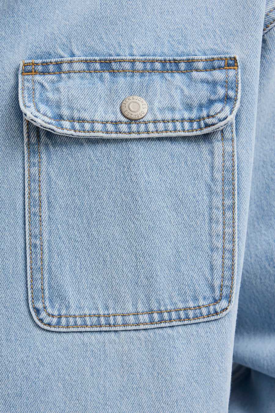 Jeanshemd van lichtblauw denim van JACK & JONES JEANS INTELLIGENCE, met borstzak en zilverkleurige knoop.