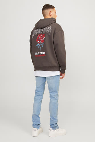 Lichtblauwe slim fit jeans van JACK & JONES JEANS INTELLIGENCE, met lichte wassing en witte sneakers.