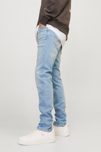 Lichtblauwe slim jeans van JACK & JONES, zijaanzicht, gecombineerd met een donkergrijs sweatshirt en witte sneakers.
