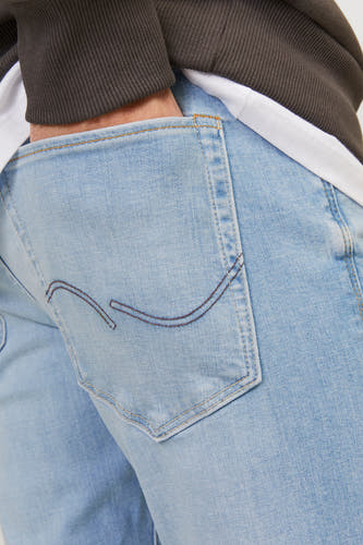 Lichtblauwe slim fit jeans van JACK & JONES JEANS INTELLIGENCE, met een achterzak en bruine stiksels.