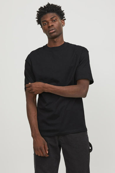 T-shirt noir à manches courtes de ORIGINALS BY JACK & JONES, porté avec un pantalon foncé.