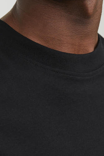 T-shirt noir à manches courtes de ORIGINALS BY JACK & JONES, gros plan sur l'encolure et le tissu en coton uni.