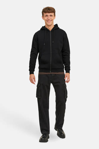 Zwarte sweater met rits van CORE by JACK & JONES, gedragen met een bruin shirt en zwarte cargobroek.