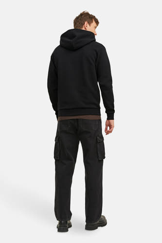 Pull-over noir de CORE BY JACK & JONES, dos, avec capuche et longues manches, associé à un t-shirt marron et des pantalons noirs à poches.