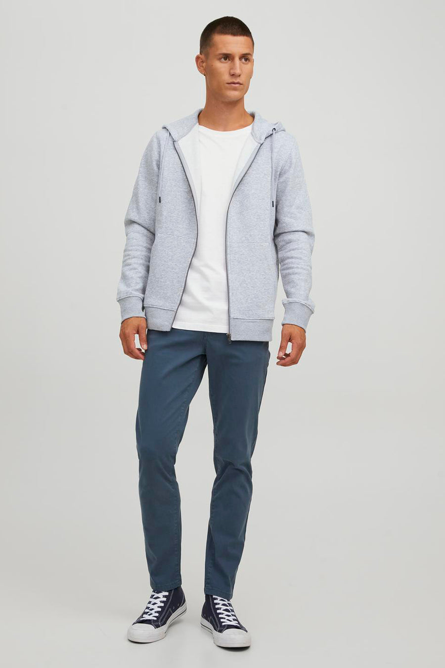 Gilet gris de CORE BY JACK & JONES, porté avec un t-shirt blanc et un pantalon bleu.