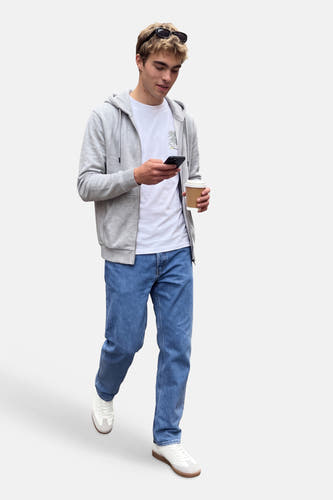 Sweat à capuche zippé gris de CORE BY JACK & JONES, tissu léger mélangé, modèle en pose lifestyle avec t-shirt blanc et jean