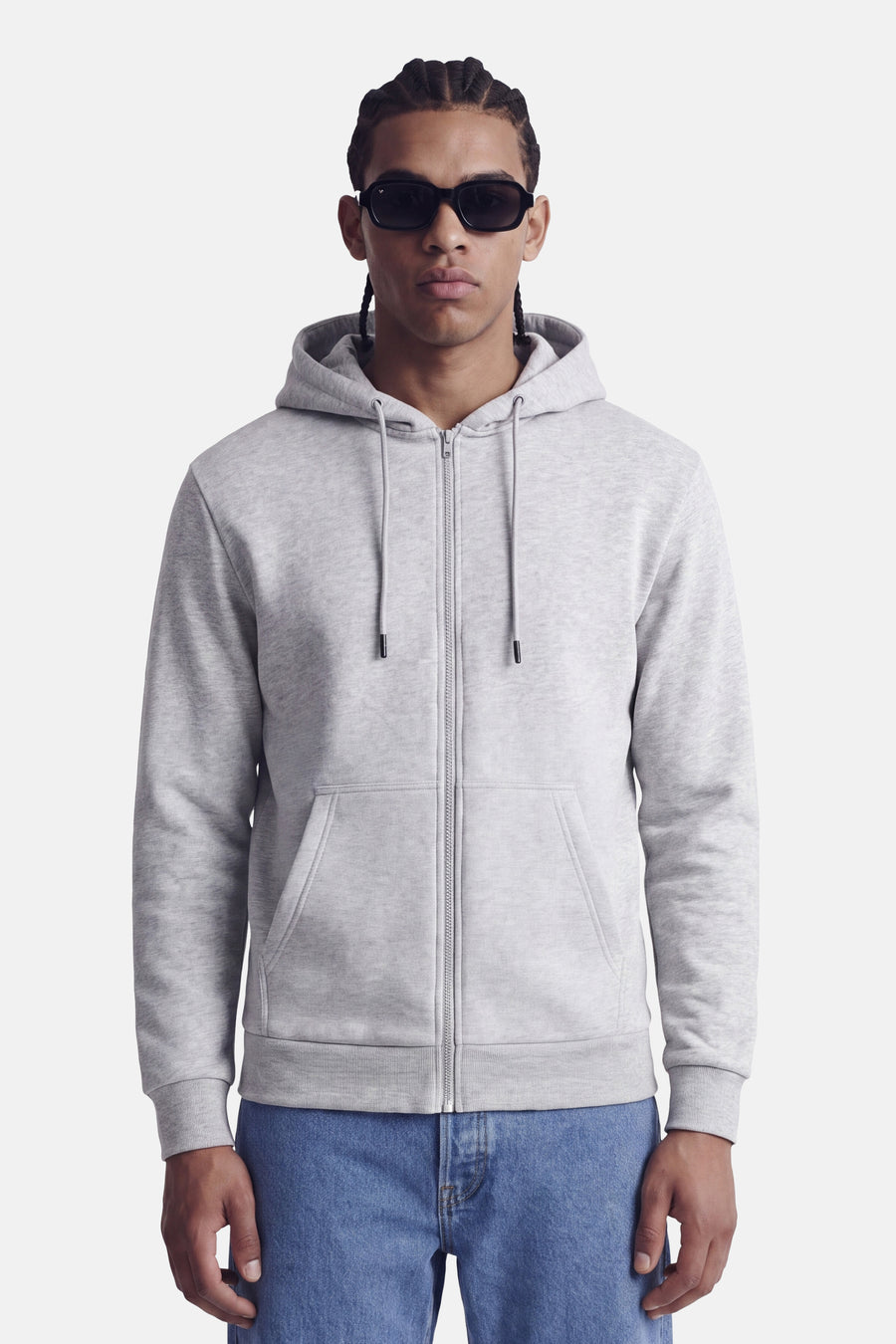 Sweat à capuche zippé gris de CORE BY JACK & JONES, avec capuche et poches avant, porté par un mannequin dans une photo lifestyle