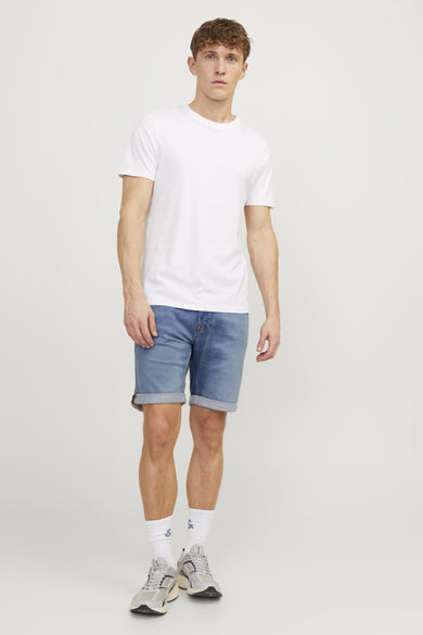 Jean en denim court bleu moyen de JACK & JONES JEANS INTELLIGENCE, associé à un T-shirt blanc, des chaussettes blanches et des baskets grises.