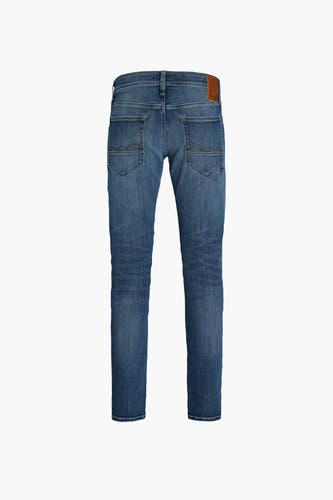 Jean slim fit bleu de Jack & Jones, avec des poches arrière et une étiquette en cuir brun.