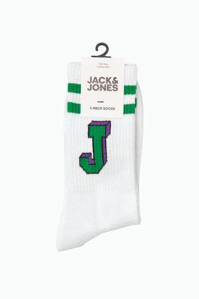 Witte sokken van ACCESSORIES BY JACK & JONES, met groene strepen en een groene "J" met paarse omtrek.

