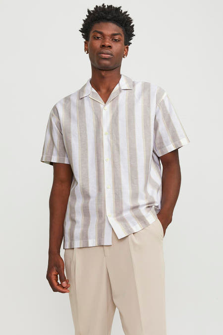 Chemise rayée à manches courtes de PREMIUM BLUE par JACK & JONES, vue de derrière, avec un pantalon beige et des chaussures marron foncé.