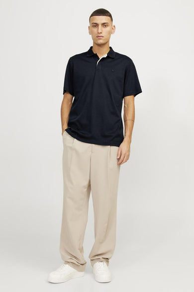 Polo bleu de PREMIUM par JACK & JONES, avec des manches courtes et un col blanc.