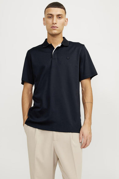 Polo bleu de PREMIUM par JACK & JONES, avec des manches courtes et des accents blancs au col.