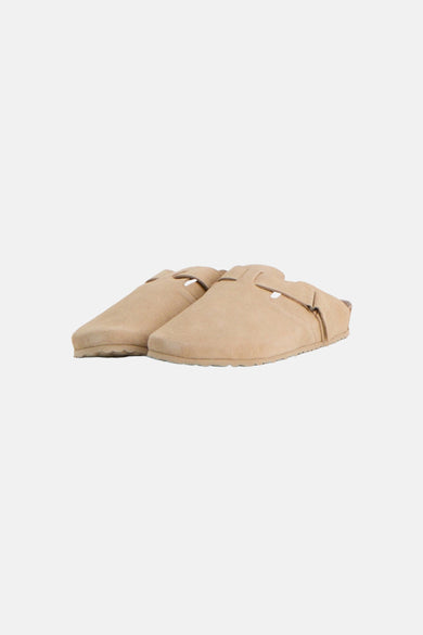 Beige slippers van ACCESSORIES BY JACK & JONES, met suède textuur en een gespsluiting.