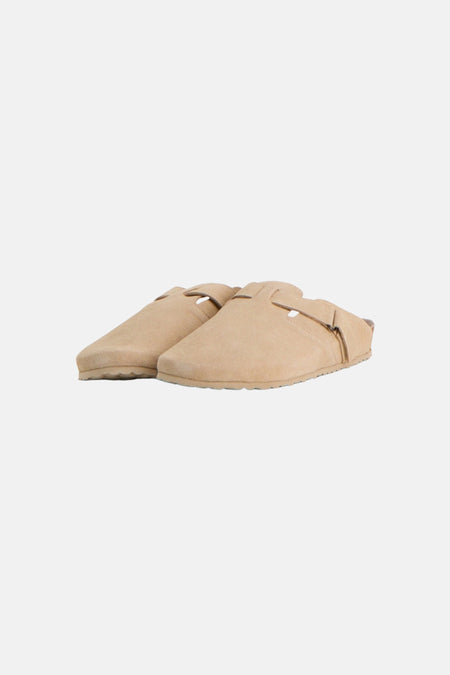 Beige slippers van ACCESSORIES BY JACK & JONES, met suède textuur en een gespsluiting.