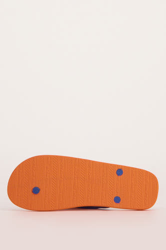 Chaussons multicolores d'ACCESSORIES BY JACK & JONES, avec une semelle orange et des détails bleus, ainsi qu'un logo en relief.