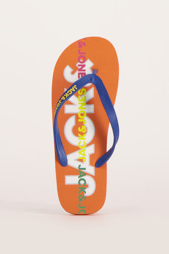 Chaussons orange d'ACCESSORIES BY JACK & JONES avec impression de logo blanche et lanières bleues.