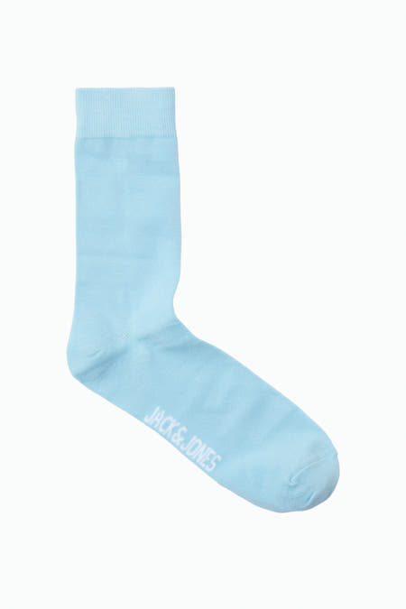 Chaussettes bleues d'ACCESSORIES BY JACK & JONES, avec le nom de la marque en blanc sur l'orteil.
