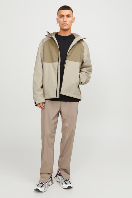 Gilet écru de CORE BY JACK & JONES, avec capuche et pantalon beige.