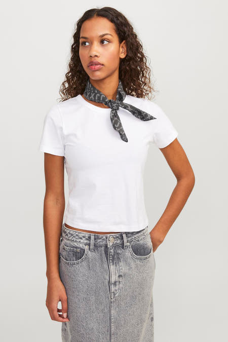 Châle noir de JJXX avec un motif distinctif de lettres et une légère texture.