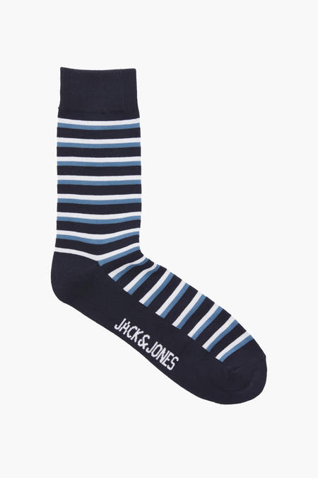 Chaussettes rayées bleues d'ACCESSORIES BY JACK & JONES, avec un motif de bandes horizontales bleu foncé, bleu clair et blanches.