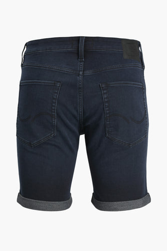 Donkerblauwe denim jeansshort van JACK & JONES JEANS INTELLIGENCE, met achterzakken en opgerolde pijpen.
