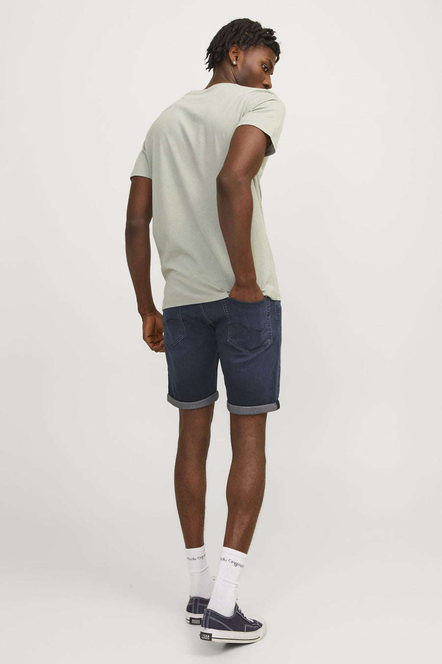 Donkerblauwe denim jeansshort van JACK & JONES JEANS INTELLIGENCE, met opgerolde pijpen en achterzakken.