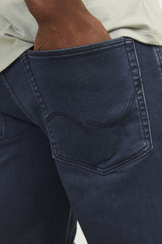 Donkerblauwe denim jeansshort van JACK & JONES JEANS INTELLIGENCE, close-up van achterzak en hand in zak.

