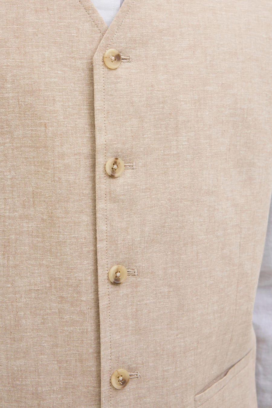 Beige gilet van PREMIUM by JACK & JONES, met knoopsluiting en subtiele textuur.