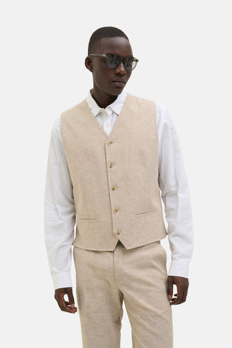 Beige gilet van PREMIUM by JACK & JONES, gedragen over een wit overhemd en lichte pantalon.