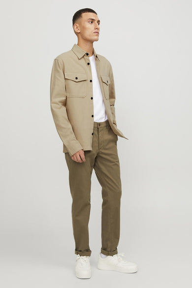 Chemise écru à manches longues de PREMIUM BLUE by JACK & JONES, avec boutons et poches noirs.