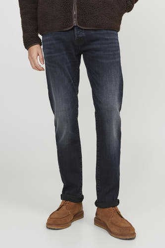Jean slim fit bleu de JACK & JONES JEANS INTELLIGENCE, associé à des chaussures marron foncé et un pull en polaire marron foncé.