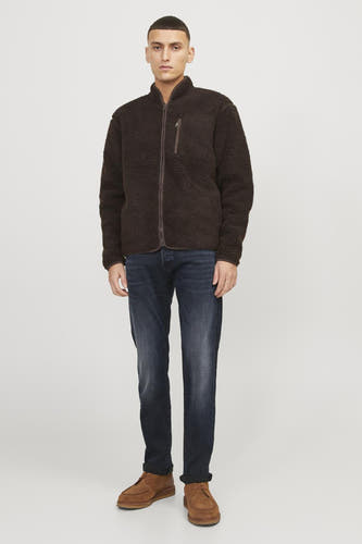 Blauwzwarte slim fit jeans van JACK & JONES JEANS INTELLIGENCE, met donkerbruine schoenen en een donkerbruin fleecejack.
