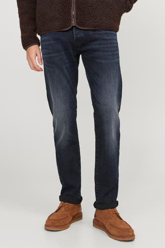 Jean slim fit bleu de JACK & JONES JEANS INTELLIGENCE, associé à des chaussures marron et un pull en polaire marron cropped.
